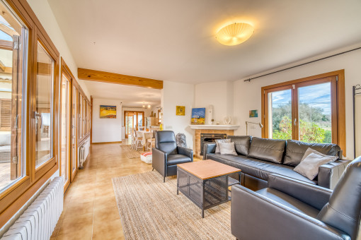Helles Esszimmer mit viel Tageslicht