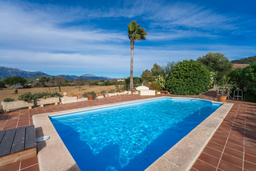 Pool mit Sonnenterrasse