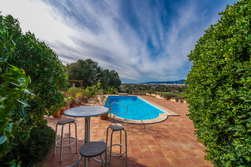 Pool mit Naturstein-Terrasse