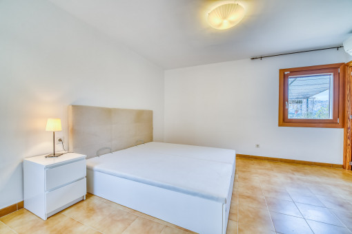 Helles Schlafzimmer mit Fenster