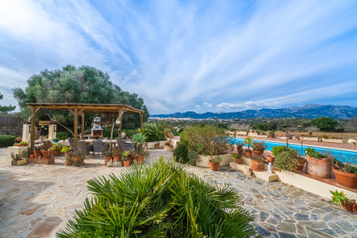 Großzügige Terrasse mit Gartenblick