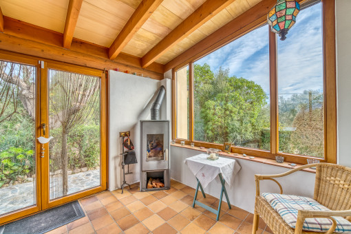 Heller Wintergarten mit Naturblick