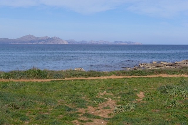 Grundstück mit Basisprojekt für ein Haus mit Pool in erster Meereslinie – Colònia de Sant Pere