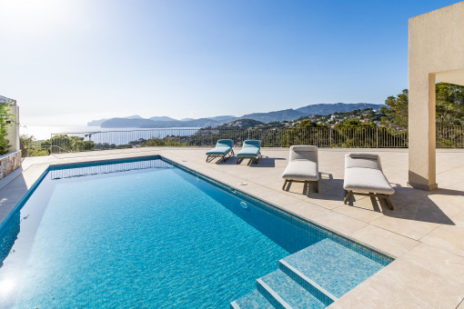 Ausblick von der Terrasse mit Pool
