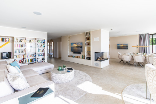 Wohnbereich mit angrenzendem Esszimmer