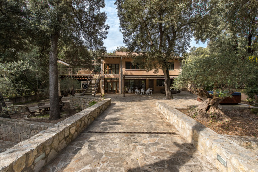 Mediterranes Anwesen mit 2 Wohneinheiten, großem Garten & Privatsphäre in Son Toni