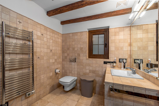 Stilvolles Badezimmer mit Naturstein