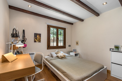 Gemütliches Schlafzimmer mit Deckenbalken
