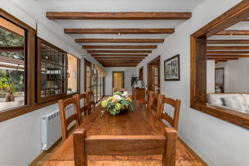Heller Essbereich mit Holzbalkendecke