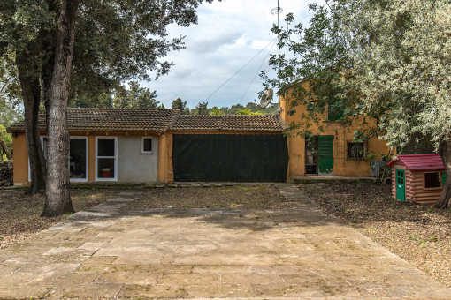 Großzügige Garage mit angrenzendem Hof