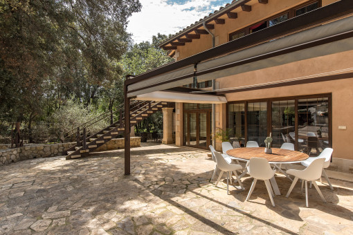 Weitläufige Terrasse mit Essbereich im Freien