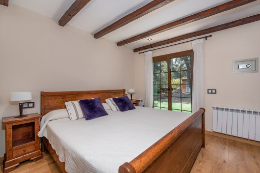 Drittes Schlafzimmer mit Tageslicht und Holzdecke