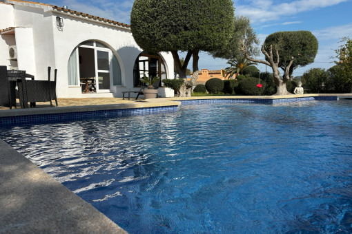 Villa mit Pool und gepflegtem Garten zur Saisonmiete für maximal 4 Monate ab November
