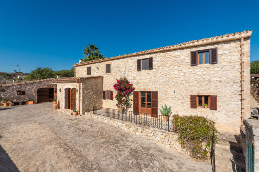 Stilvoll renovierte Finca mit Weitblick, Einliegerwohnung, Garage und Pool nahe Sineu