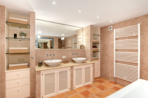 Riesiges Badezimmer mit Duschbad und Badewanne