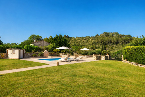 Pool und Gartenbereich einer Finca mit viel Privatsphäre in Sineu