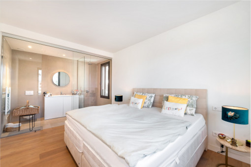 Master Bedroom mit Bad en-suite