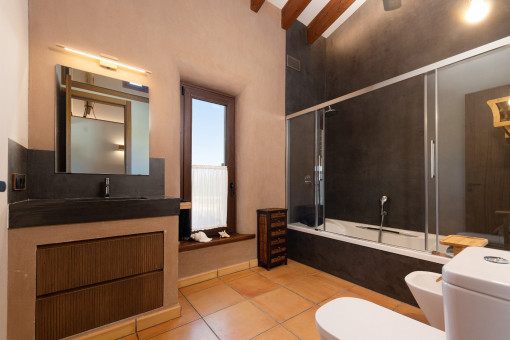 Separates individuelles Badezimmer mit Badewanne