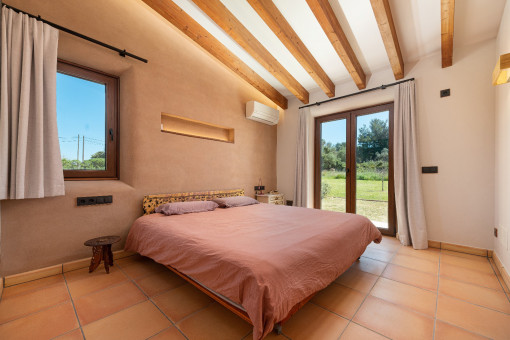 Hauptschlafzimmer mit direktem Gartenzugang.