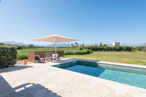 Pool mit Blick aufs ländliche Idyll
