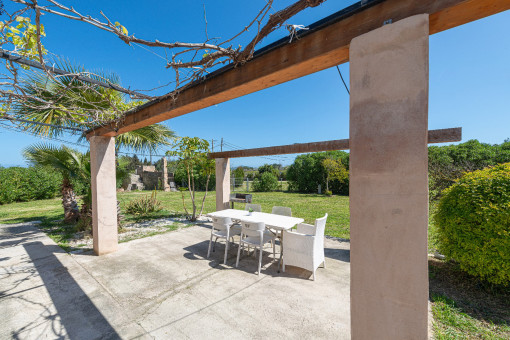 Essbereich im Freien mit Pergola und Naturblick