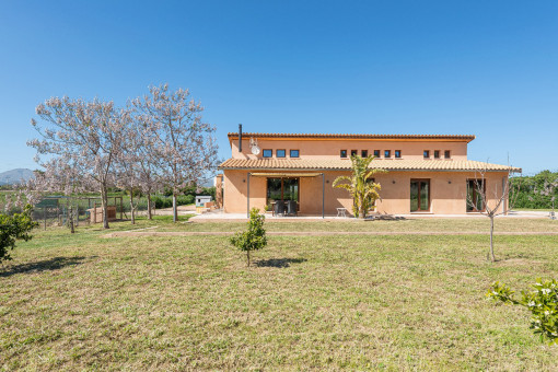 Nachhaltiges Haus mit Blütengarten und Ausblick
