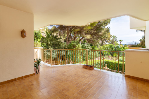 Großes Duplex Apartment mit Terrassen, Garage und direktem Meerzugang in Cala Vinyas