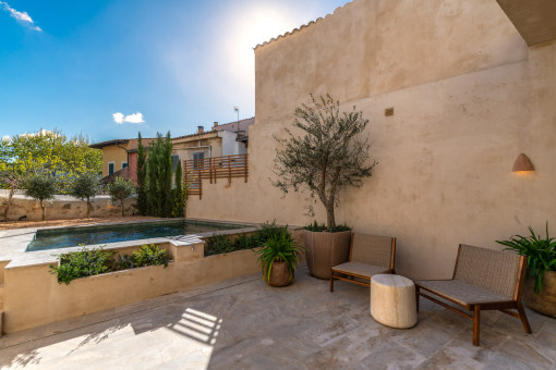 Ruhiger, mediterraner Patio mit ausgewählter, pflegeleichter Bepflanzung