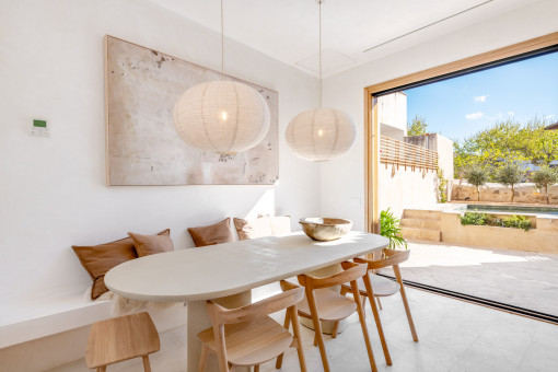 Lichtdurchflutetes Esszimmer mit Zugang zur Terrasse 