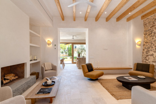 Gemütlicher Wohnbereich mit Kamin und Durchblick zum mediterranen Innenhof