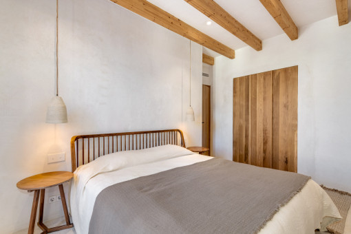 Lichtdurchflutetes Gästezimmer mit minimalistischer Ästhetik 