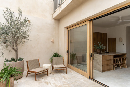 Offenes Wohnkonzept mit fließendem Übergang zum Außenbereich