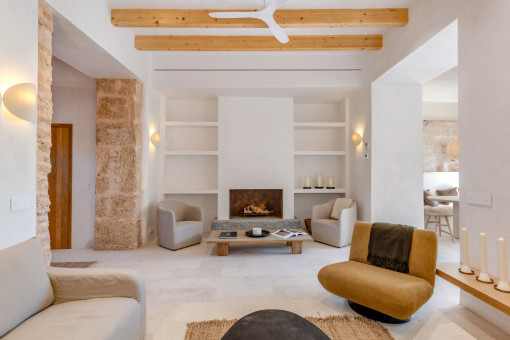 Gemütlicher Wohnbereich mit Kamin