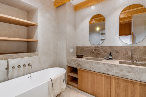 Hochwertiges Bad en suite mit Naturstein und freistehender Wanne – zeitloses Design mit Komfort