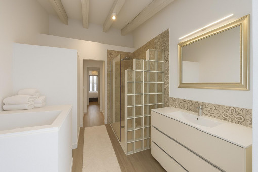 Stilvolles Bad mit begehbarer Dusche und Designerfliesen