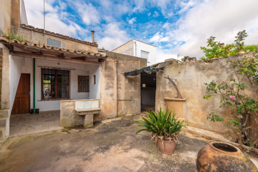 Mallorquinisches Dorfhaus mit großem Garten, Garage und viel Potenzial in Llucmajor