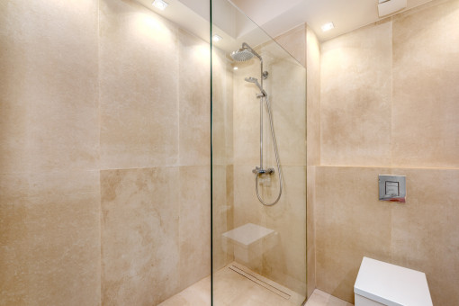 Eines der beiden Badezimmer
