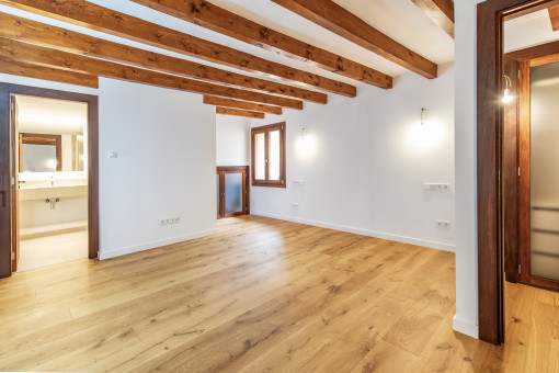 Schlafzimmer mit Bad en Suite und Ankleide