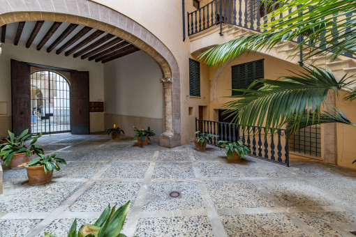 Charmante Neubau-Wohnung in einem historischem Palast, nahe der Kathedrale