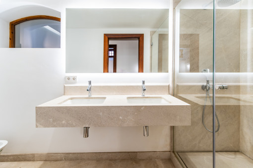 Weiteres Badezimmer mit Dusche