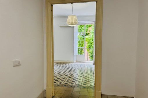 Blick vom Flur in den Wohn-Essbereich
