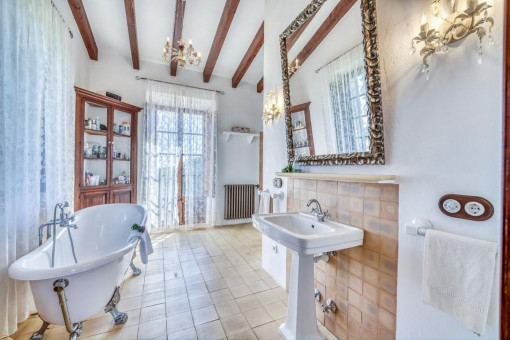 Großes Badezimmer mit Badewanne
