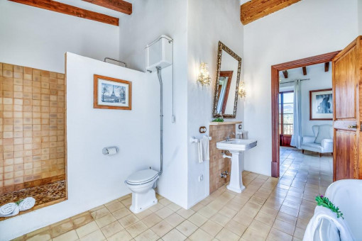 Großes Badezimmer