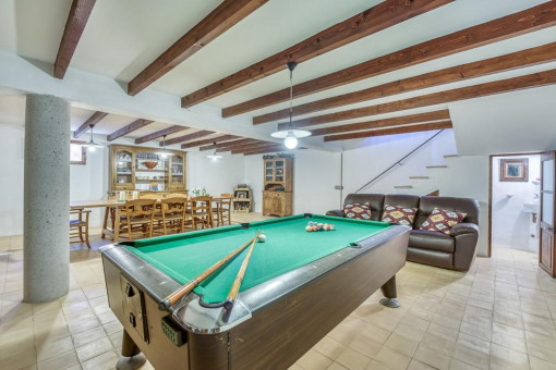 Hobbyraum mit Billardtisch, gemütlicher Lounge und eigenem Spa- & Fitnessbereich