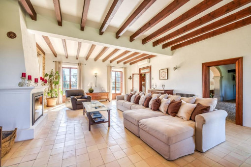 Einladendes Wohnzimmer mit komfortabler Sofalandschaft, Holzbalken und mediterranem Flair