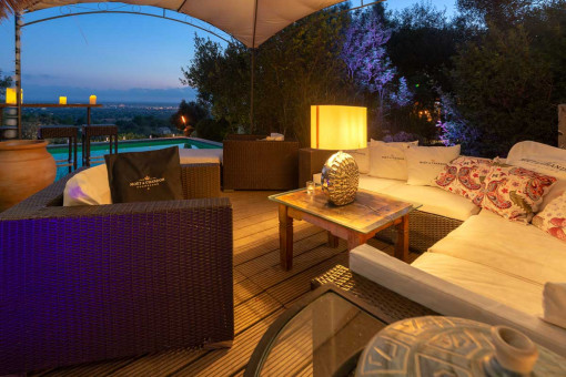 Poolterrasse-bei-Nacht