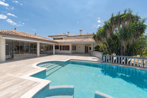 Pool mit Blick zur Sommerküche