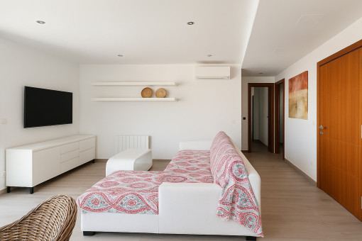 Wohnzimmer und Eingangsbereich