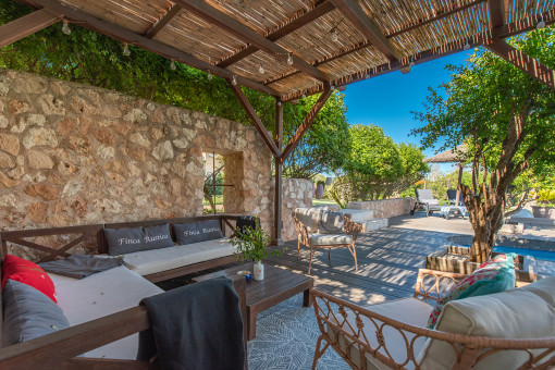 Überdachte Terrasse am Pool