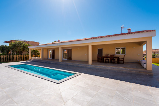 Modernes Neubau-Chalet mit Pool und Garten in ruhiger Lage von Sa Ràpita